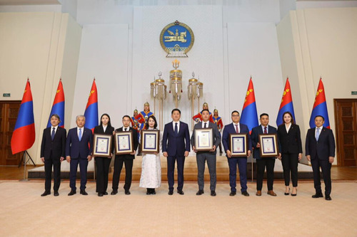 Шилдэг залуу эрдэмтэн, эмч нар Ерөнхийлөгчийн нэрэмжит шагнал хүртлээ